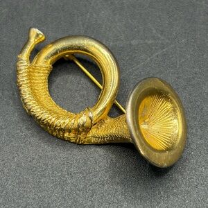 Vans Authentics Vintage Gold Tone Metal French Horn Musical Instrument Brooch